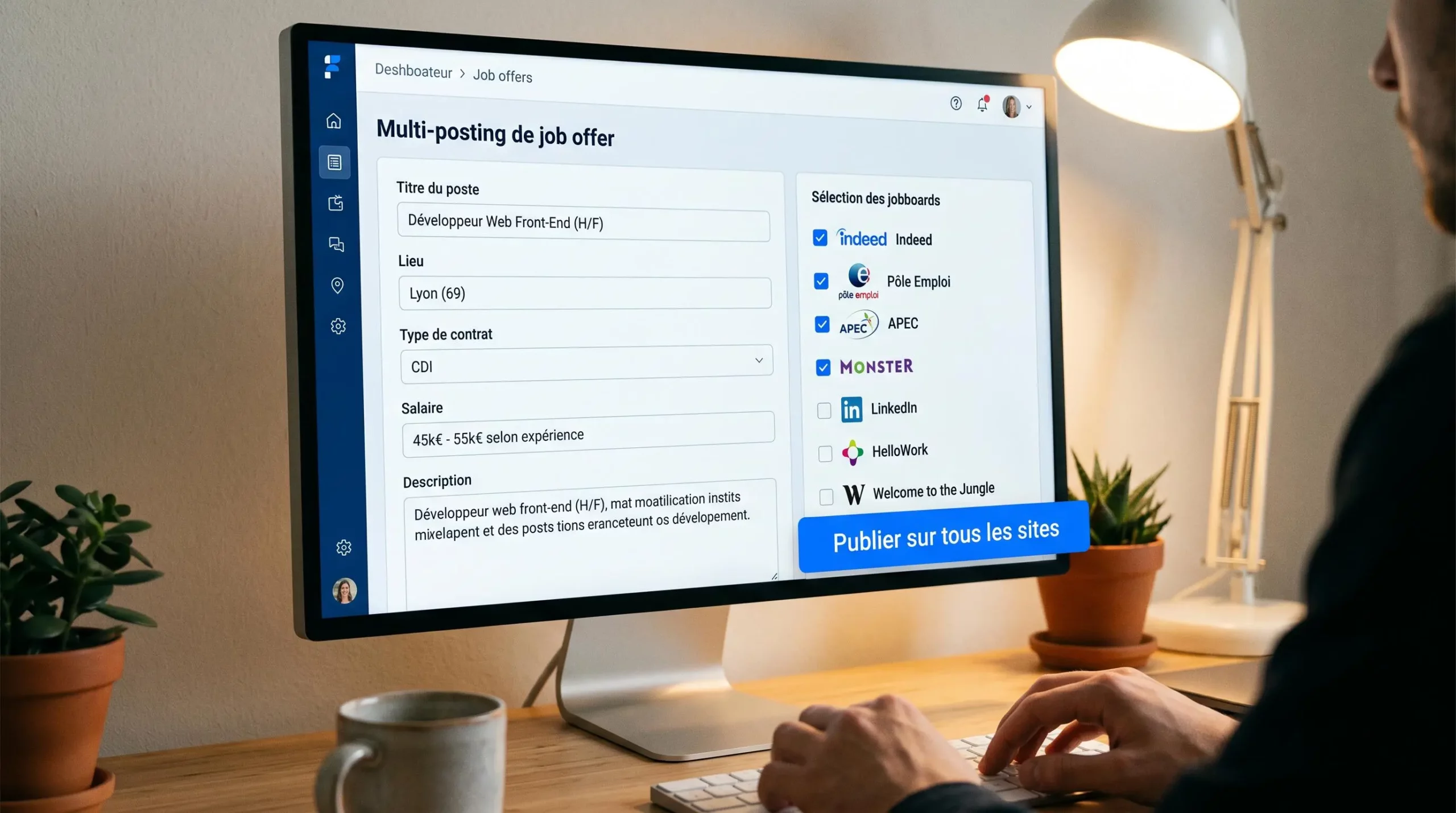 Interface de multidiffusion d'offre d'emploi montrant la sélection simultanée de plusieurs jobboards français (Indeed, Pôle Emploi, APEC, Monster) avec bouton de publication